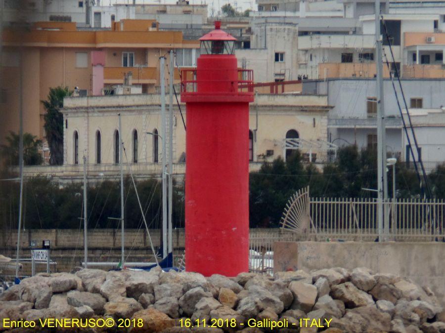 73a - Fanale rosso ( Porto di Gallipoli  - ITALIA )  Red  lantern of the Gallipoli  harbour  - ITALY.jpg